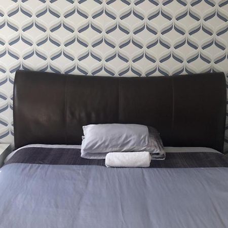 Superking Bedroom Close To The A30 Camborne Exterior foto