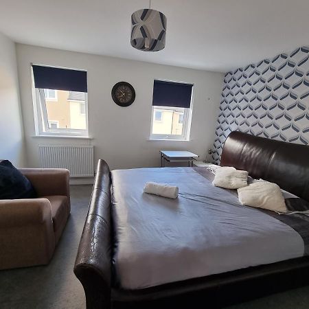 Superking Bedroom Close To The A30 Camborne Exterior foto