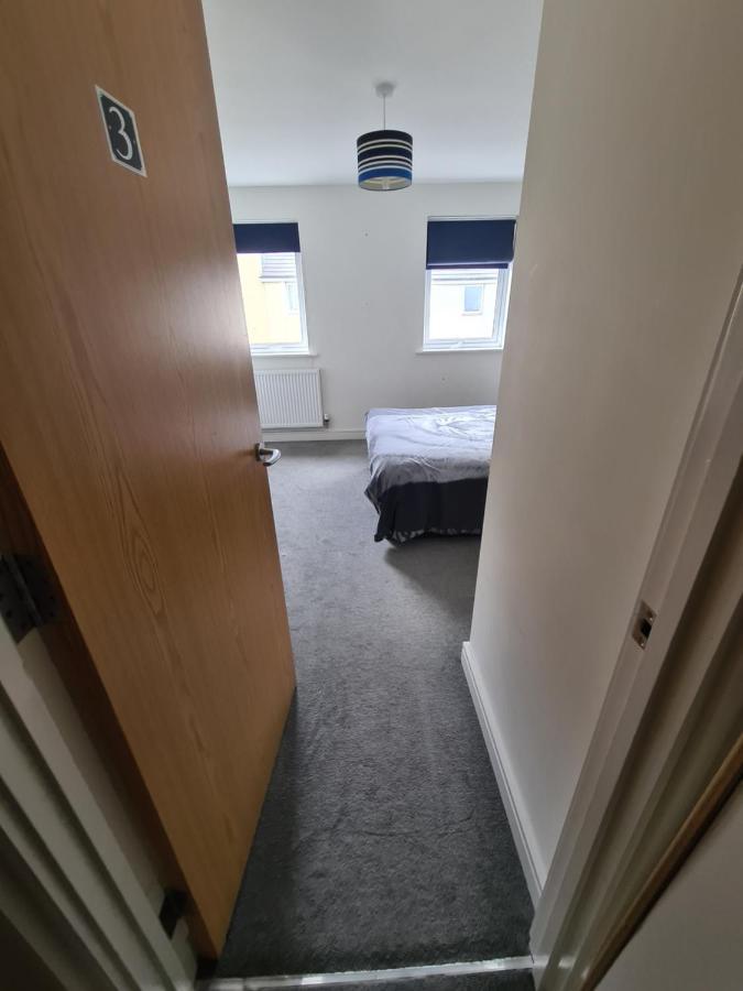 Superking Bedroom Close To The A30 Camborne Exterior foto