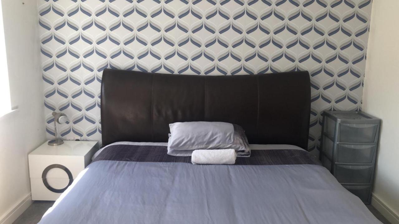 Superking Bedroom Close To The A30 Camborne Exterior foto