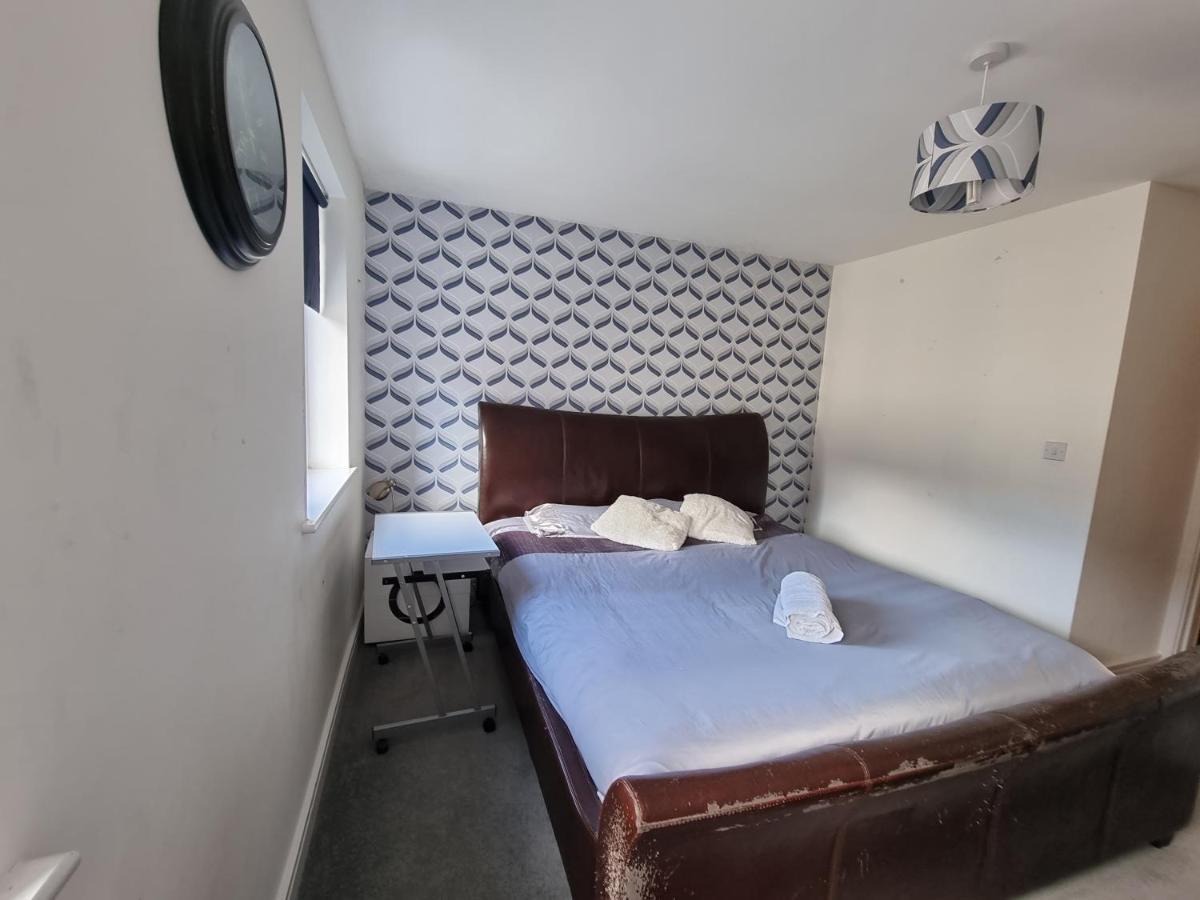 Superking Bedroom Close To The A30 Camborne Exterior foto